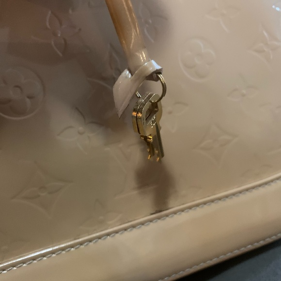 Authentic Louis Vuitton Alma GM Vernis Tan - Picture 4 of 11